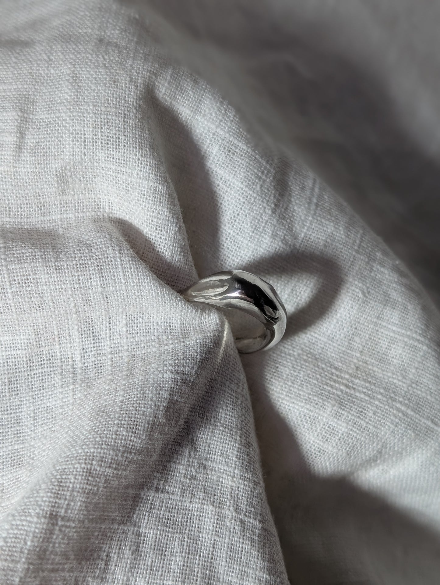 Smooth lava silver ring 1.4